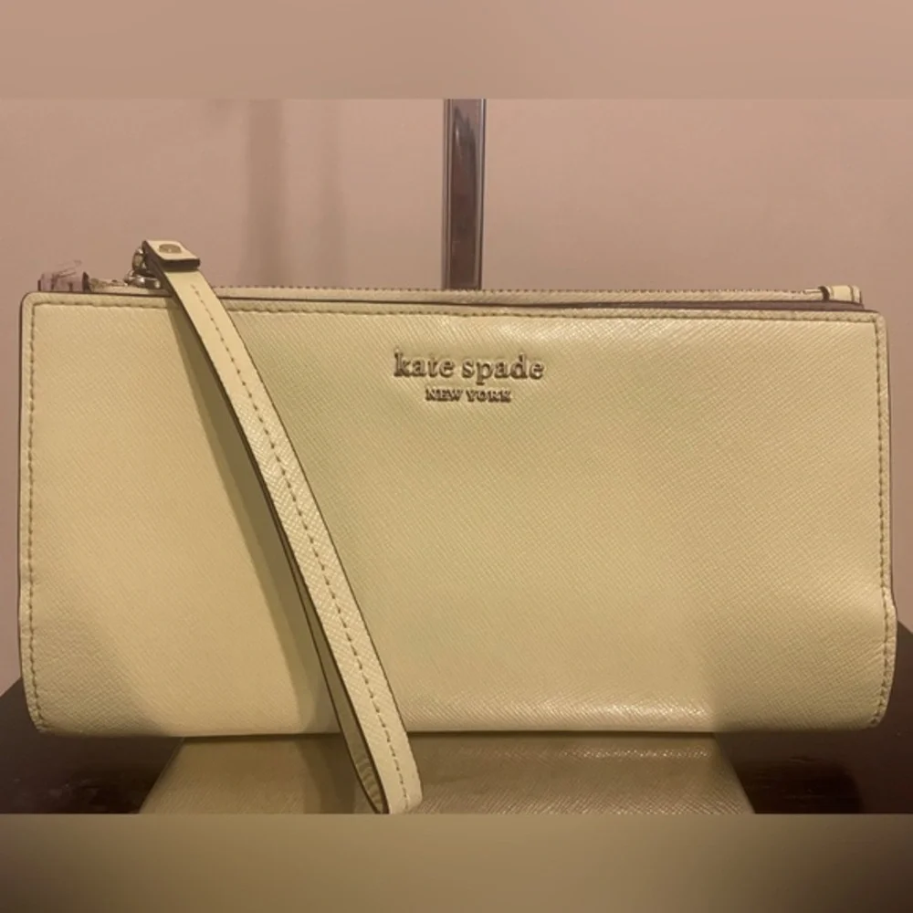 Kate Spade Wristlet - EUC